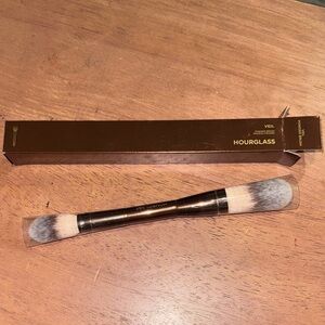Hourglass Veil Dual-Ended Powder Brush
